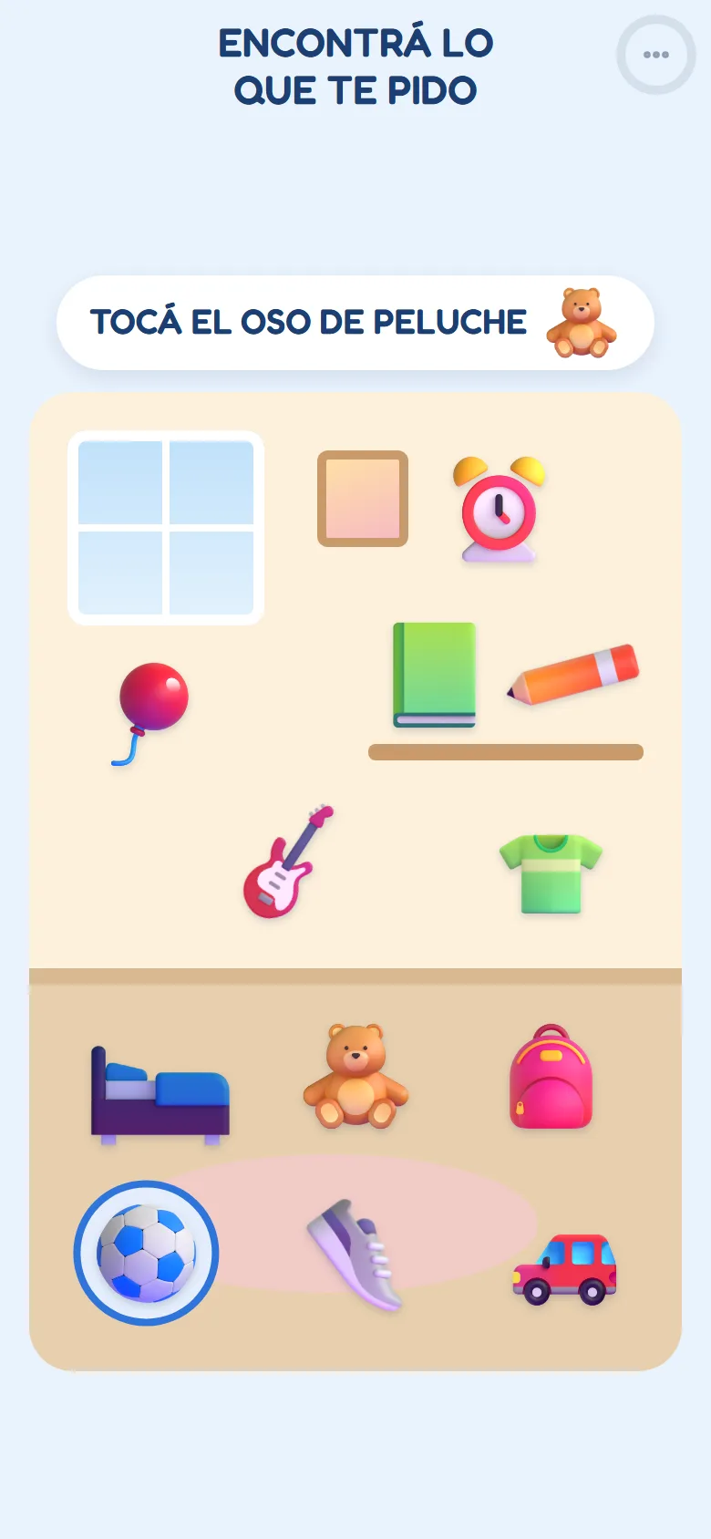 La pantalla de juego: una habitación con doce cosas, la pelota ya tocada y la consigna «Tocá el oso de peluche»